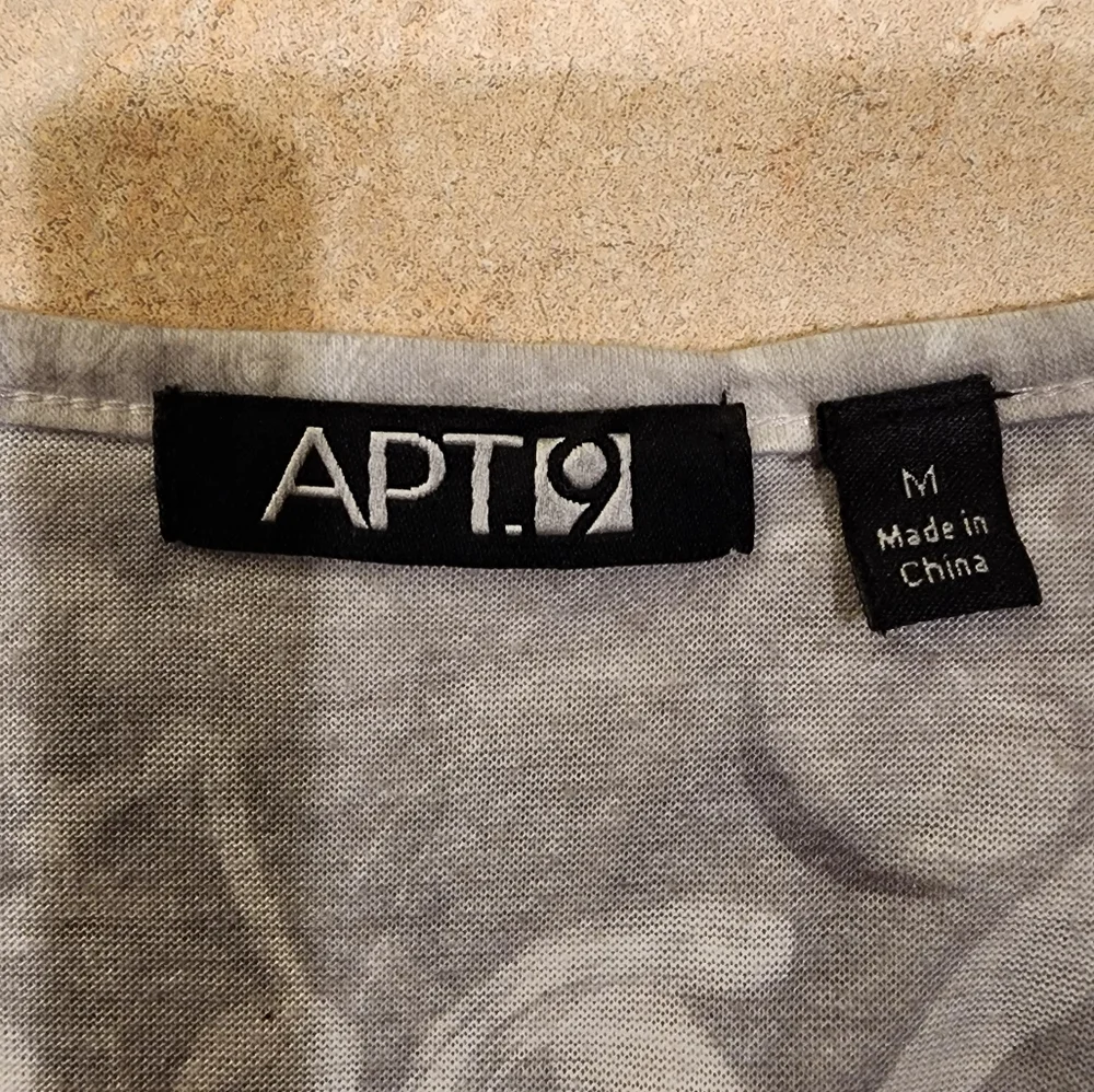 APT. 9 Gray Floral Sleeveless Blouse Size M V-Neck Lightweight Career Top - Picture 5 of 7